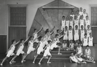 222601 Groepsportret met de leden (jongens) van de Utrechtse Arbeiders Gymnastiekvereniging Kracht en Vlugheid in het ...